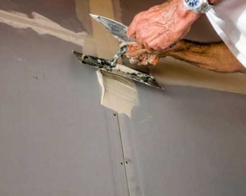 plasterboard making the joints between the plasterboards
